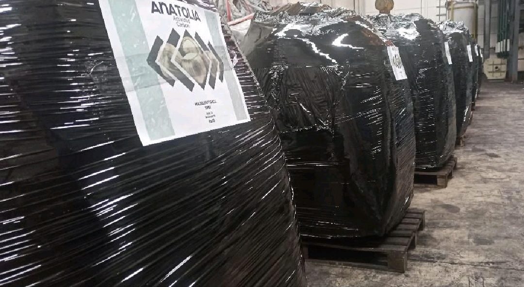 Sevkiyata hazır, siyah folyolu aktif karbon paletleri