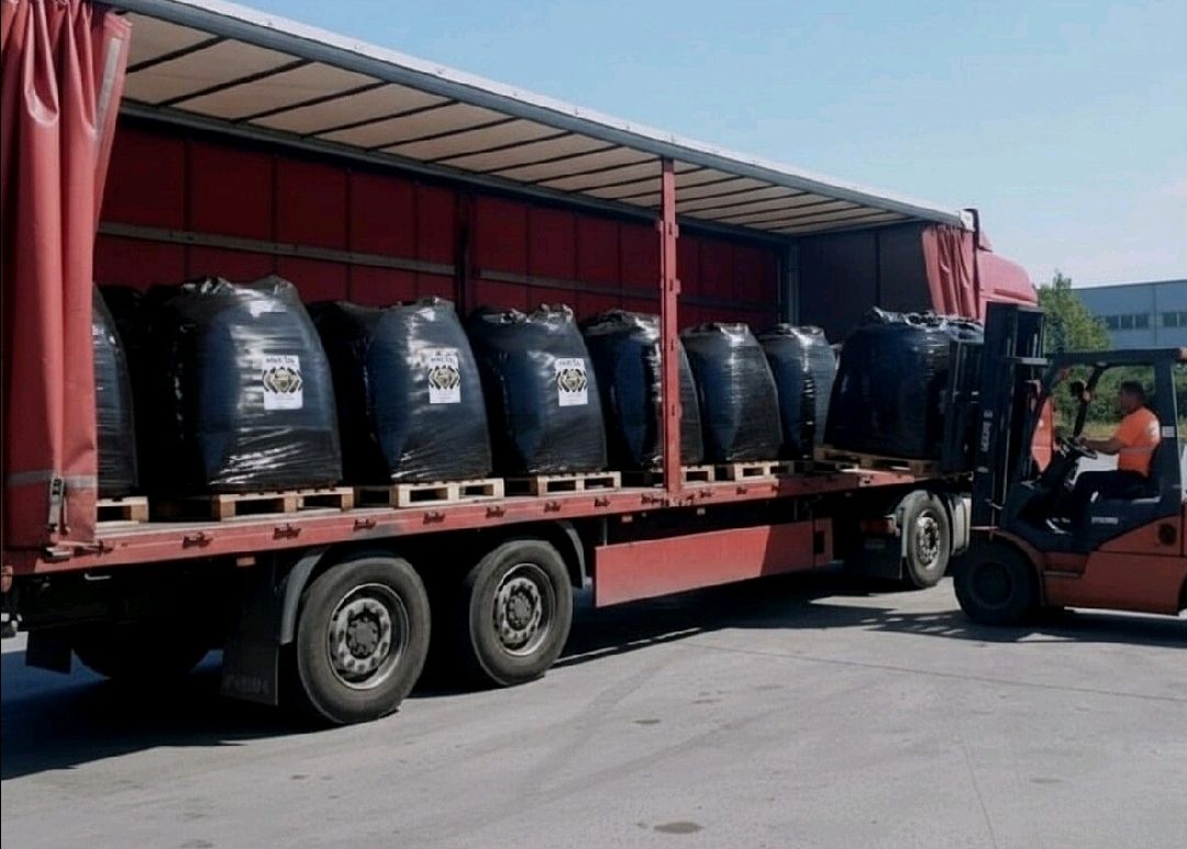 Forklift ile tıra big-bag aktif karbon yüklemesi